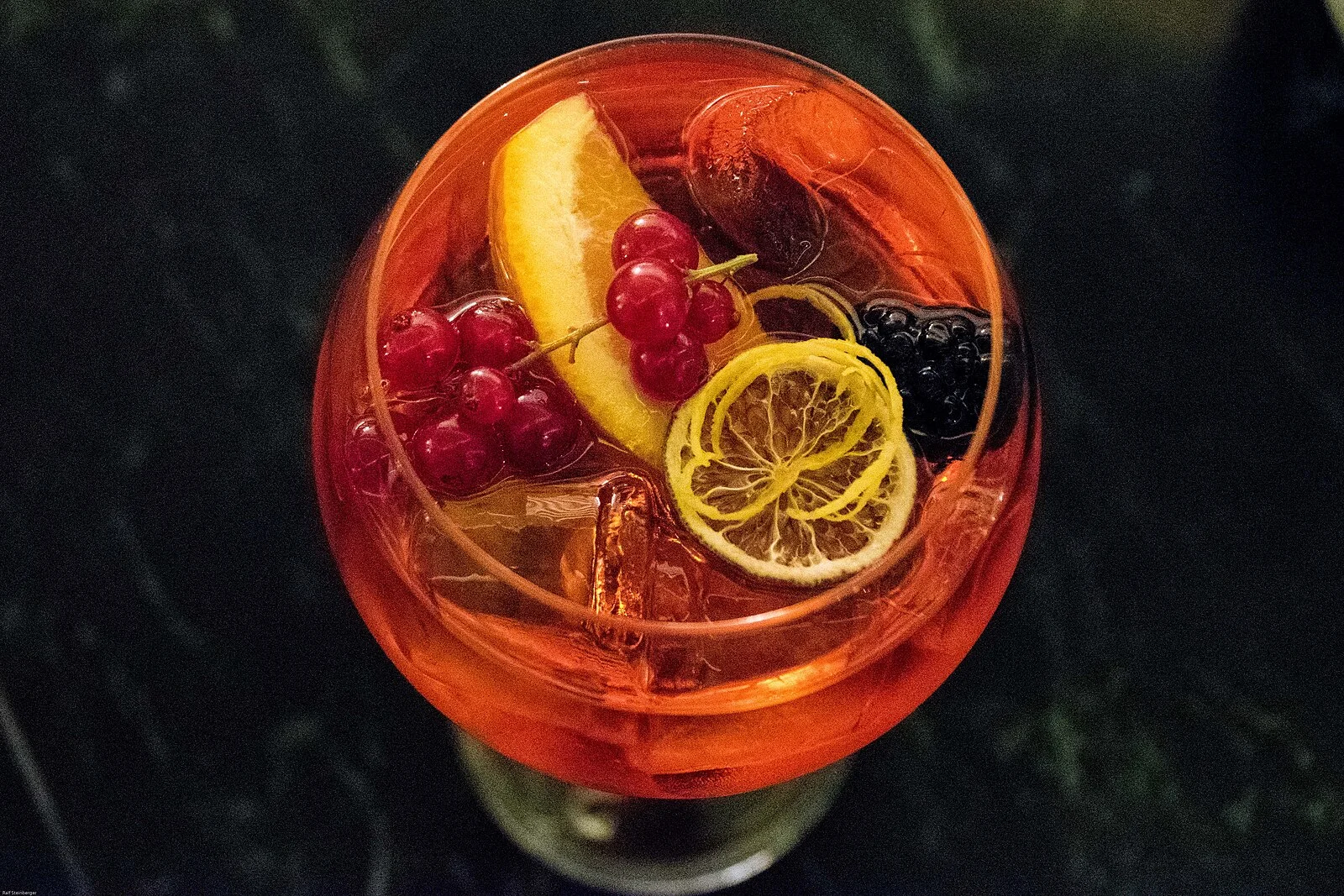 Aperol spritz op een terras met uitzicht op een Italiaans meer tijdens aperitivo