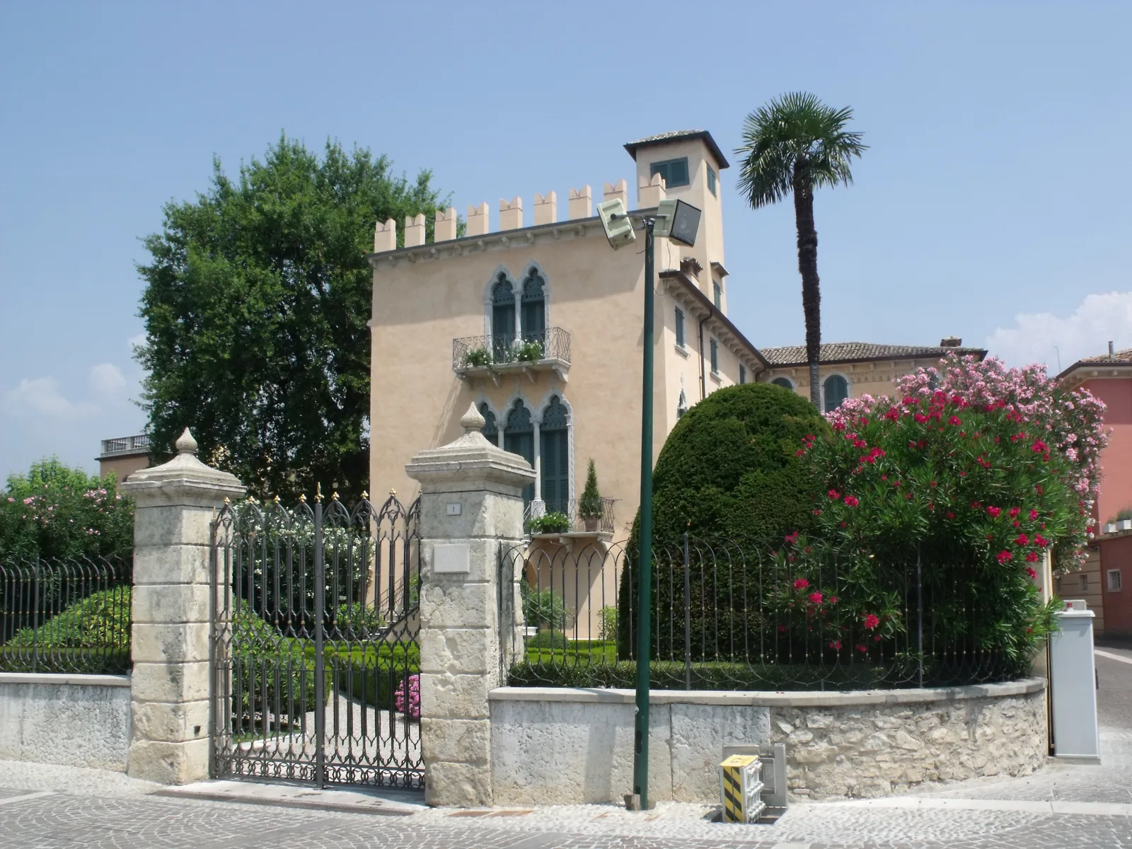 Promenade en haven van Bardolino aan het Gardameer