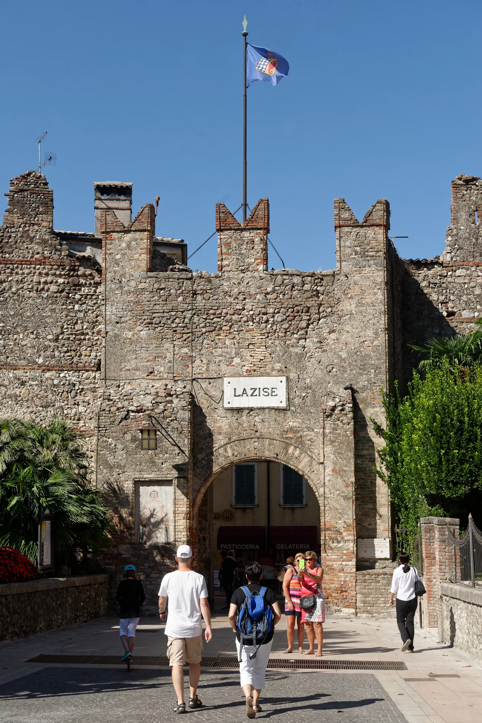 Poort en muren van Lazise aan het Gardameer