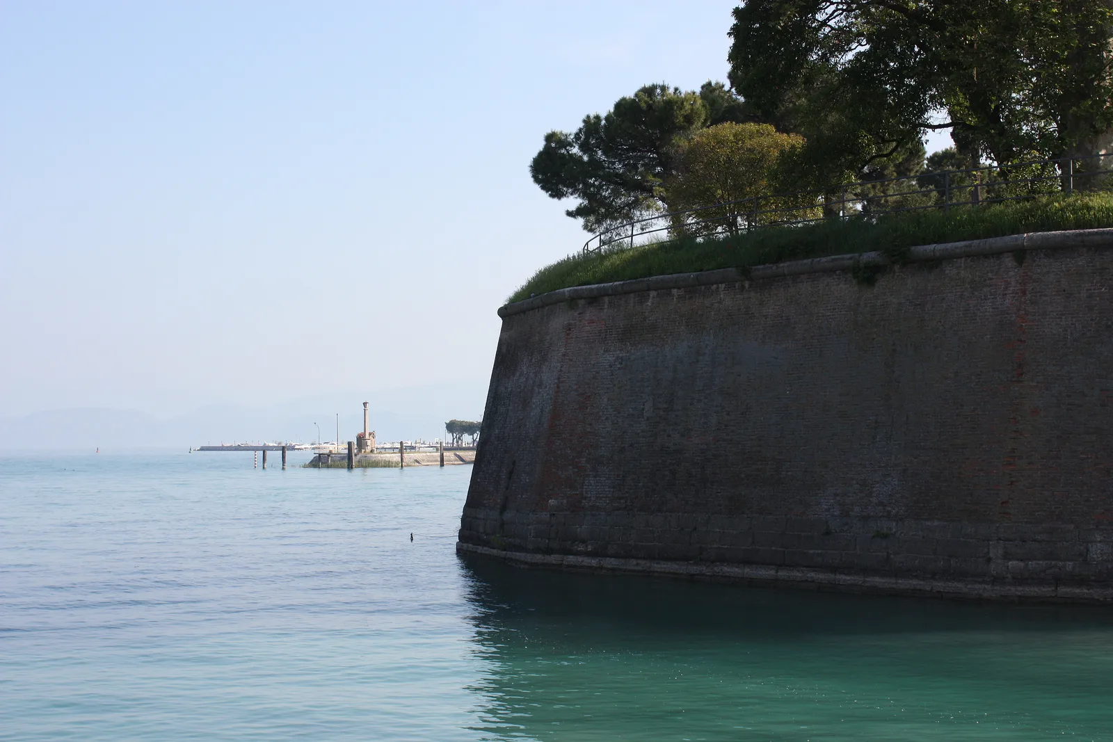 Vestingmuren en gracht van Peschiera del Garda