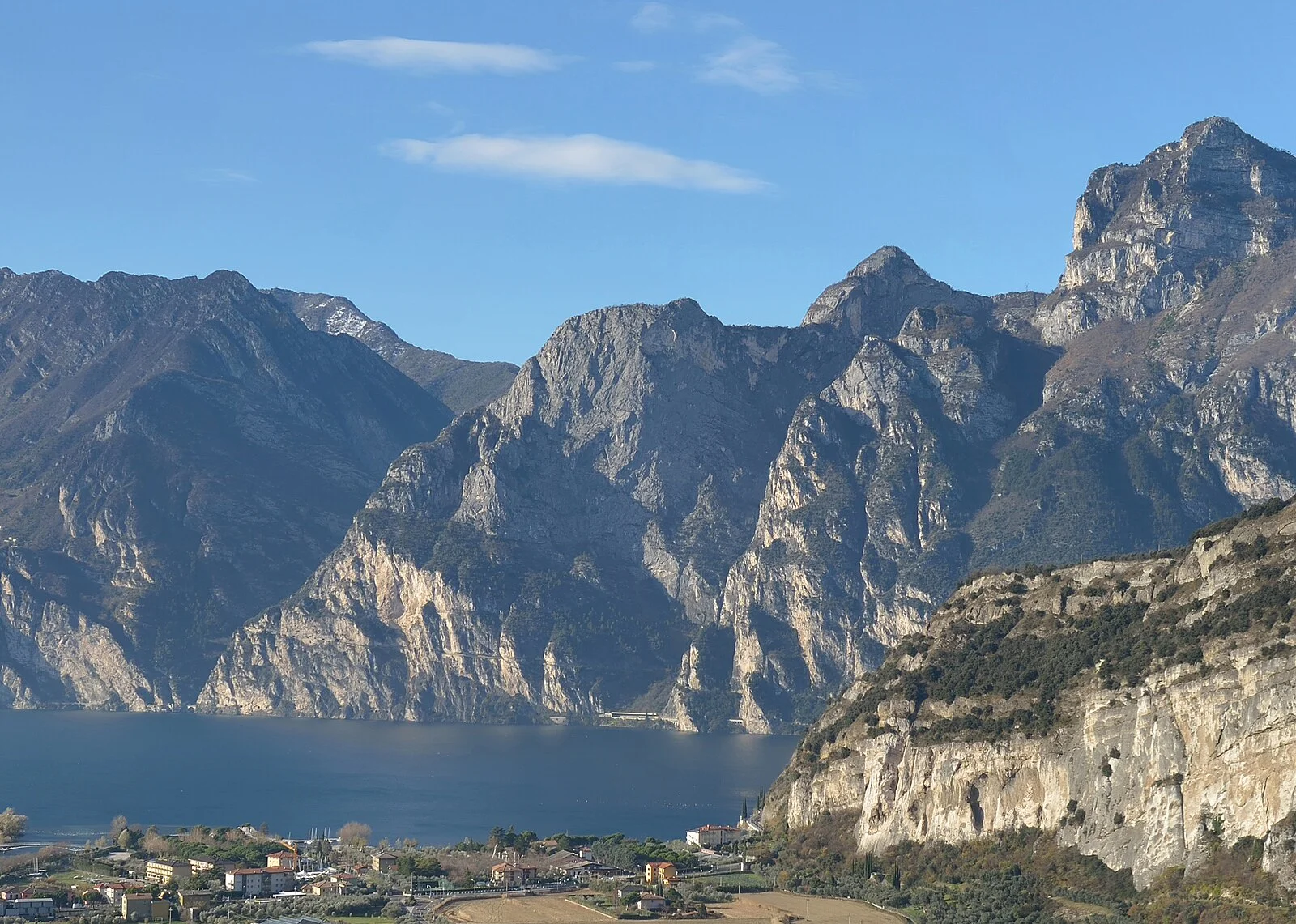 Sentiero del Ponale boven Riva del Garda met uitzicht op het meer en de bergen